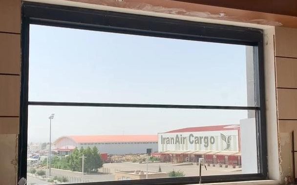 پنجره گیوتینی گمرک فرودگاه